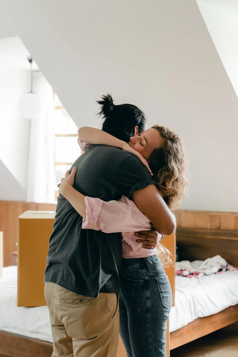 Casal se abraçando no novo apartamento